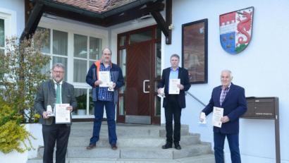 Bild: bey
V.l.n.r.: Bürgermeister Johann Maurer, die Gemeinderäte Mario Schaller, Robert Götz und Josef Woppmann, zugleich auch Zweiter Bürgermeister, werden in den neuen Wahlperiode dem Gemeinderat Georgenberg nicht mehr angehören.