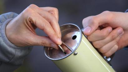 Bild: Karl-Josef Hildenbrand
Spenden gehören in die deutsche Parteienlandschaft. Um Transparenz zu wahren werden aber die Großspender veröffentlicht.