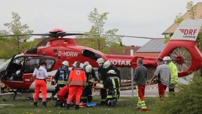 Bild: Wolfgang Steinbacher
Mit dem Rettungshubschrauber wird der 47-Jährige, dem die Baggerschaufel auf das Bein gefallen ist, ins Klinikum Süd nach Nürnberg geflogen.