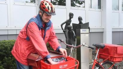 Bild: Gabi Schönberger
Bei Wind und Wetter unterwegs: Thomas Bruckner stellt Brief in Weiden zu.