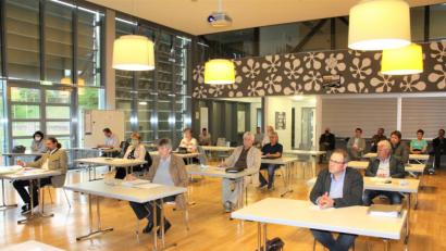 Bild: lg
Form und Ort der letzten Sitzung des Stadtrats 2014 - 2020 standen unter dem Zeichen der Coronakrise. Die Mensa der Doktor-Eisenbarth-Schule ermöglichte die vorgeschriebenen Abstände der Ratsmitglieder und der Zuhörer im Hintergrund.