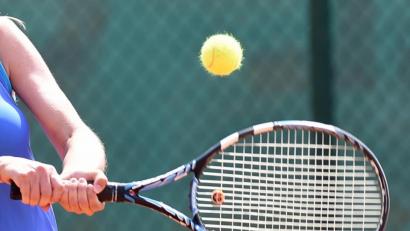 Bild: A. Schwarzmeier
Die gelbe Filzkugel soll wieder fliegen: Der Bayerische Tennisverband will die Sommer-Wettspielrunde ab Juni ermöglichen.