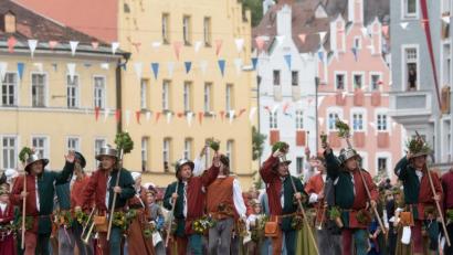 Archivbild: Armin Weigel/dpa
Teilnehmer in historischer Kleidung gehen während dem Umzug der Landshuter Hochzeit durch die Altstadt.