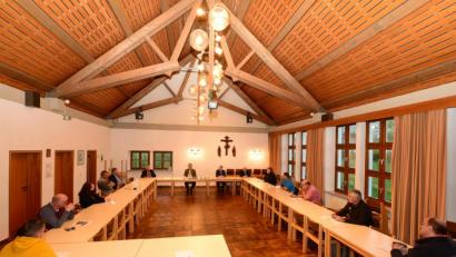 Bild: bey
Die Corona-Krise und das vorgeschriebene Einhalten von Abstand zwang zur Verlegung der Gemeinderatssitzung in das Pfarrheim Neukirchen/St.Christoph.
