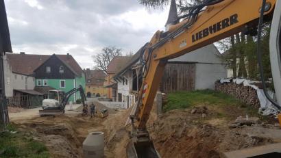 Bild: gi
Zwischen Baustelle und Marktplatz werden derzeit die Kanal- und Wasserleitungsrohre zur Erschließung des Wohnheimes verlegt.