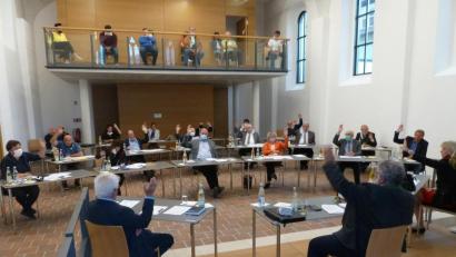 Bild: Portner
Mit Mundschutz und Abstand: Die letzte Stadtratssitzung der Legislaturperiode 2014 bis 2020 fand nicht im Nabburger Rathaus sondern in der Marienkirche statt. Drei Beschlüsse der Tagesordnung fielen einstimmig..