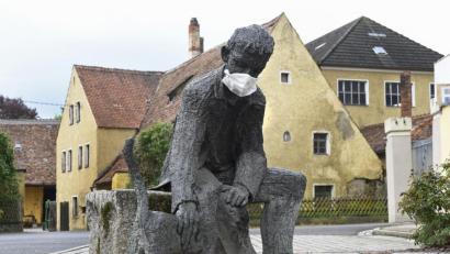 Bild: Petra Hartl
Seit 2004 streichelt der Mann seine Katze in Haselmühl. Seit einiger Zeit auch mit einem Mundschutz wie er in der Coronapandemie vorgeschrieben ist.