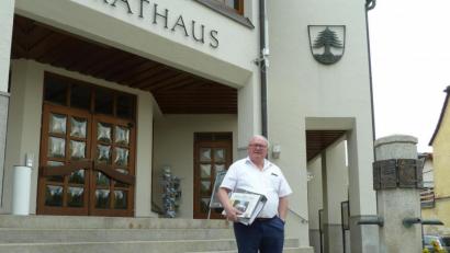 Bild: Portner
Künftig öfters ohne Schlips und Anzugjacke: Bürgermeister Heinz Weigl kehrt am Donnerstag seinem Arbeitsplatz im Rathaus den Rücken.