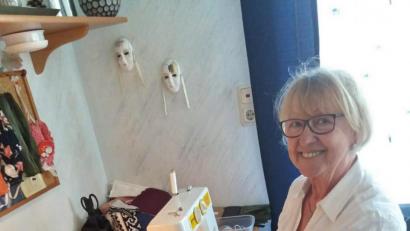 Bild: hai
Über 100 Masken hat die stellvertretende Vorsitzende der Schlaganfallselbsthilfegruppe, Angela Fraunholz, in ihrer Nähstube schon erstellt. Weitere stehen in den nächsten Tagen auf der To-do-Liste.