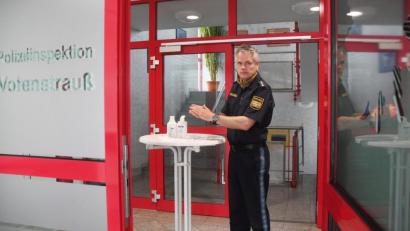 Bild: Gabi Schönberger
Schutzmaßnahmen am Eingang der Polizeiinspektion Vohenstauß: Stellvertretender Dienststellenleiter Thomas Meiler desinfiziert seine Hände wie auch alle anderen Polizeibeamten, wenn sie den Dienst beginnen oder von einem Einsatz zurückkommen.