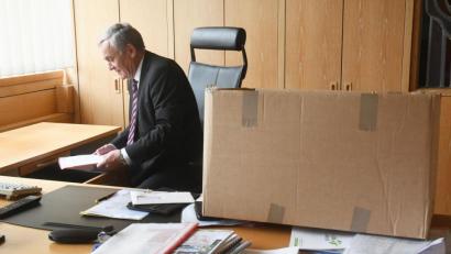 Bild: Gabi Schönberger
Ein prüfender Blick beim Leeren der Schublade. Kurt Seggewiß räumt das Amtszimmer im Weidener Rathaus.