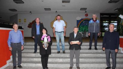 Bild: frd
Bürgermeisterin Birgit Höcherl (vorne zweite von links) hat mit herzlichen Worten die scheidenden Stadträte (vordere Reihe von links) Josef Höcherl (48 Jahre Stadtrat), Michael Ebnet ( 45 Jahre), Josef Irlbacher ( 42 Jahre) und (In der hintere Reihe von links) Hans Schieber ( 24 Jahre), Peter Pfaffl (zwölf Jahre) und Andreas Kulzer (sechs Jahre) verabschiedet.