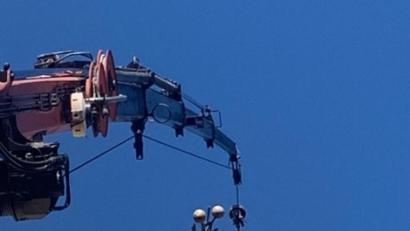 Bild: le
Dachdecker bauen das beschädigte Kreuz ab.
