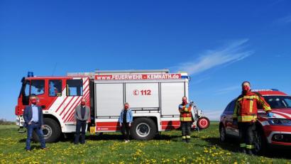 Bild: mde
Die Feuerwehr Kemnath in Zeiten der Coronakrise. Mit ausreichend physischem Abstand informierte die Feuerwehrfürhung um die Kommandanten Peter Denz und Alfred Vogel (von rechts) sowie Feuerwehrvorsitznder Roman Schäffler (Zweiter von links) Bürgermeister Werner Nickl (links) über die Maßnahmen und den Stand innerhalb der Wehr bezüglich Corona. Tina Wolf (Mitte) hat die Behelfsmasken für die Aktive genäht und bedruckt.
