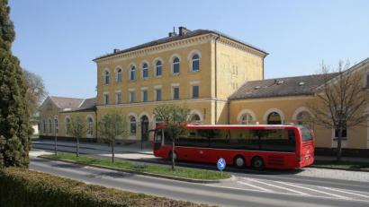 Bild: wro
Das imposante Bahnhofsgebäude bleibt stehen. Doch im Inneren stehen umfangreiche Bauarbeiten an, die einen multifunktionalen Kulturbahnhof zum Ziel haben.