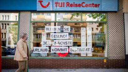 Bild: Kay Nietfeld/dpa
In den Reisebüros herrscht derzeit Flaute. Wann wir wieder Urlaub machen können, weiß niemand. Die Branche sucht fieberhaft nach Lösungen, denn vielen Unternehmen droht bereits die Insolvenz.