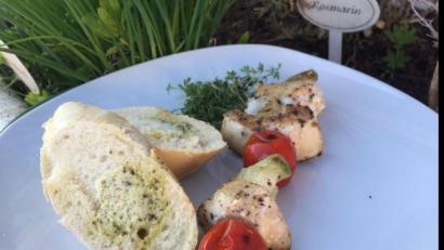 Bild: Michael Schiffer
Zum Hähnchenspieß schmeckt Baguette mit Kräuterbutter.