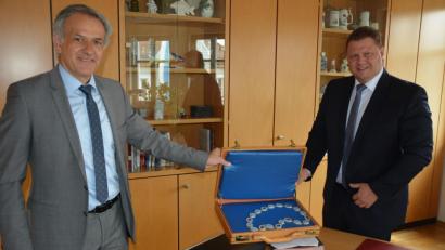 Bild: jr
Die Amtskette der Stadt Mitterteich überreichte der scheidende Bürgermeister Roland Grillmeier (links) seinem Nachfolger Stefan Grillmeier, der ab 1. Mai neuer Bürgermeister der Glas- und Zoiglstadt ist. Beide betonten die kurzen Wege, die den Menschen in der Stadt und dem Landkreis zugute kommen sollen.