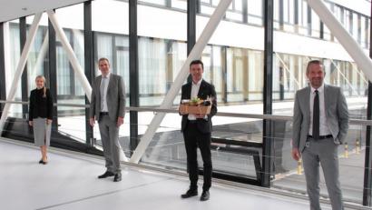 Bild: Kliniken Nordoberpfalz AG, Michael Reindl/exb
Medizinische Direktorin Michaela Hutzler, Vorstand Dr. Thomas Egginger und Personalleiter Martin Neuhaus verabschieden den langjährigen Regionalleiter Christian Stadler (Zweiter von rechts).