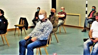 Bild: jml
Fast wie Platzhalter sitzen die Zuhörer in der Turnhalle verstreut. Dank Mikrofoneinsatz war dies akustisch aber kein Problem. Fragt sich nur, ob dieser distanzierten Platzverteilung aus der letzten Marktratssitzung noch weitere in der Halle folgen müssen.