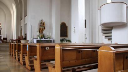 Bild: Thomas Dobler
Damit die Gläubigen bei Gottesdiensten in der Marienkirche nicht zu eng sitzen, wurde jede zweite Bankreihe mit einer Schnur abgesperrt.