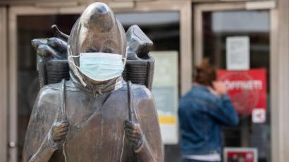 Symbolbild: Julian Stratenschulte/dpa
Fast alle müssen Maske tragen: Ausnahmen von der Pflicht gibt es etwa für Asthmatiker und Menschen mit geistiger Behinderung, aber nicht für Menschen, die bereits eine Covid-19-Infektion überstanden haben. In Hannover trägt sogar die Bronzefigur der Marktfrau Karoline Duhnsen vor der Markthalle eine Schutzmaske.