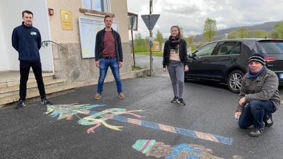 Bild: nza
Das Krummennaaber Maibaumteam malte an verschiedenen Orten im Dorf mehrere Maibäume auf den Boden.