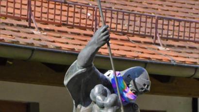 Bild: Agnes Jonas/exb
Mit Masken verhüllt sind die Skulpturen des Georgsbrunnens im Atrium des Neunburger Pfarrheims.