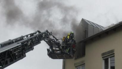 Bild: Göth
Auch von der Drehleiter aus gingen die Einsatzkräfte der Feuerwehr gegen den Brand vor.