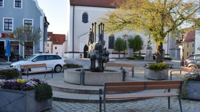 Bild: bnr
Auf Anregung des VdK-Ortsverbandes wurden am Marktplatz fünf barrierefreie Sitzbänke aufgestellt.