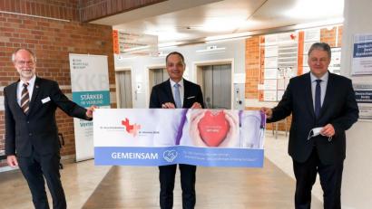 Bild: St.-Anna-Krankenhaus/exb
An der Spitze der Kliniken des Landkreises Amberg-Sulzbach folgt auf Klaus Emmerich als Vorstand Roland Ganzmann, was für Landrat Richard Reisinger (von links) die angestrebte Lösung darstellt.