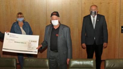 Bild: Dobmeier
60 000 Euro stellt der Freistaat Bayern der Stadt Weiden zur Verfügung gestellt. Die Summe nimmt Tafel-Vorsitzender Josef Gebhardt (Mitte) am Donnerstag von OB Kurt Seggewiß und Kämmerin Cornelia Taubmann (von links) entgegen. Mit dabei auch die Bürgermeister Jens Meyer und Lothar Höher (von rechts).