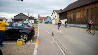 Bild: exb/Sigi Langmann
Der Zieleinlauf für Erik Hille: Nach 2:15:54 Stunden hatte der Nabburger die Marathondistanz rund um Wölsendorf absolviert.