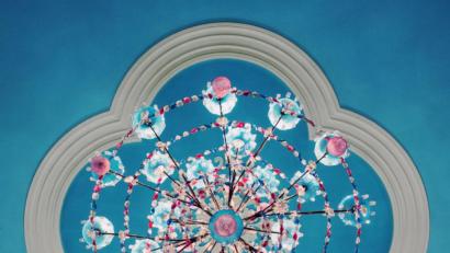 Bild: Miriam Ferstl/exb
Dieser farbenprächtige Kronleuchter schmückt die Kirche des Heiligen Hieronymus in Pučišća (Kroatien). Miriam Ferstl hat die strenge Symmetrie von einem zentralen Punkt aus mit der Kamera eingefangen.