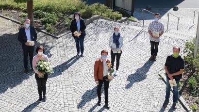 Bild: Andreas Malzer, Landratsamt Tirschenreuth/exb
Schirmherrin Edith Lippert (vorne, Mitte) bedankte sich bei Annegret Dworschak (vorne, links), Richard Schiedeck (vorne, rechts), Walter Brucker, Ramona Wiesent, Sara Dietz und Claus Oberndorfer (hinten, von links) für die großartige Unterstützung.