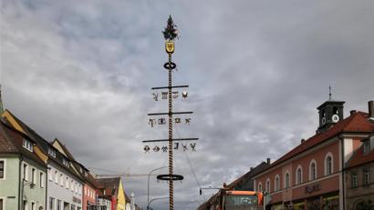 Bild: JOCHEN NEUMANN 
ERBENDORF
Die Mitarbeiter des städtischen Bauhofs stellten am Unteren Markt sang- und klanglos den Maibaum auf.