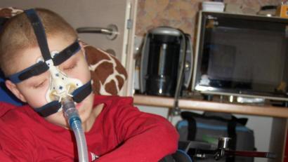 Bild: Klinikum/Borchers
Timo mit seiner neuen Freundin Frieda, der Therapiehündin.