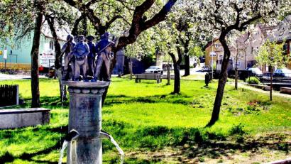 Bild: ds
Die Sänger nehmen gerne Eier, Geld oder aufmunternde Getränke für ihre Sangeskunst entgegen. Links unten liegt einer der Oiersinger, der zuviel Alkohol abbekommen hat und deshalb vom Podest gestürzt ist.