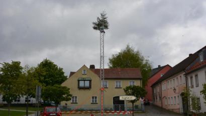 Bild: jr
Über Geschmack lässt sich streiten. Am Konnersreuther Therese-Neumann-Platz haben Mitglieder des Burschenvereins diese moderne Version eines Maibaums aufgestellt, der Nachts sogar beleuchtet ist. So sieht Traditionspflege in Zeiten des Coronavirus aus.