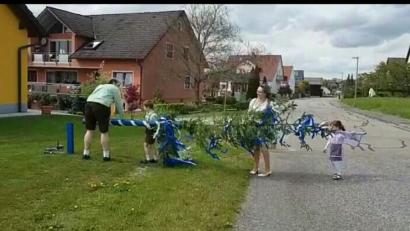 Bild: exb
Anita und Markus Ries stellten mit ihren Kindern Franziska und Jakob einen Maibaum auf: Im Familienkreis und im eigenen Garten.