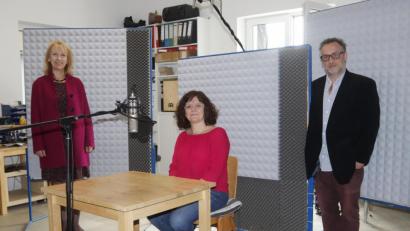 Bild: mfh
Die Initiatoren des Herzensprojektes "Märchen und Klagwelten für Altenheime": Stellvertretende Landrätin Brigitte Bachmann (links) übernimmt die Kosten, Tanja Weiß (Mitte) erzählt und Gerald Ludwig vom MuK (rechts) übernimmt Aufnahme, Abmischen und Einspielen der Klangwelten.