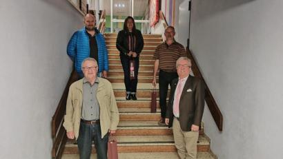 Bild: wro
Bürgermeister Toni Dutz verabschiedete die Räte Fritz Holm (von rechts), Hubert Konz, Michaela Thoma und Manfred Vollath (hintere Reihe, von rechts). Georg Wurzer konnte an der Sitzung nicht teilnehmen.