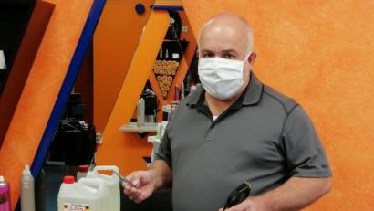 Bild: wpt
Gesichtsmaske, Desinfektionsmittel und 1,5 Meter Abstand: Das wird ab Montag Standard beim Friseur sein. Bernhard Dräxler, Obermeister der Friseur-Innung in Schwandorf, erklärt, worauf die Kunden achten müssen.