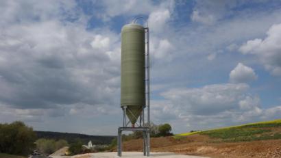 Bild: tra
Am neuen Salzsilo am Espangraben in Wolfsbach werden eine Halle und Materiallagerplätze geschaffen, wofür die Aufträge erteilt wurden.