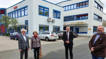 Bild: Josef Wieder
Stahlbau Forster ist zurück in Weiden. Anton Forster (rechts) erwirbt von Sigrid und Dieter Kirchgeßner (links) die über 17000 Quadratmeter große ehemalige Sybac-Immobilie im Gewerbegebiet Am Forst. Kirchgeßner holt seinen Stahlhandel zurück ins Haupthaus von Eisen-Knorr in die Pressather Straße.