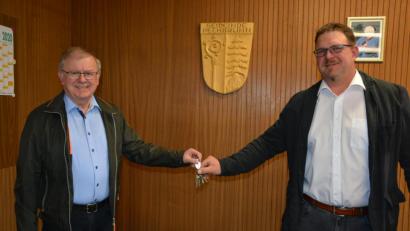 Bild: jr
Seit 1. Mai ist Stephan Schübel (rechts) Bürgermeister von Pechbrunn. Schon am Donnerstagabend erhielt er vom scheidenden Bürgermeister Ernst Neumann die Schlüssel fürs Rathaus.