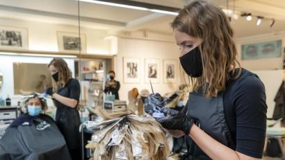 Bild: Georgios Kefalas/dpa
Die Friseure haben in der Coronakrise seit Montag wieder offen, aber Termine sind in den ersten Wochen knapp.