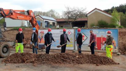 Bild: stg
Der Spatenstich für die Maßnahme an der Kemnather Kläranlage ist vollzogen, die Inbetriebnahme ist für Herbst 2021 geplant.