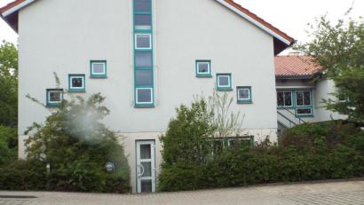 Bild: e
Der Seiteneingang im Untergeschoss zum Gemeindesaal in der Schulstraße muss baulich verändert werden