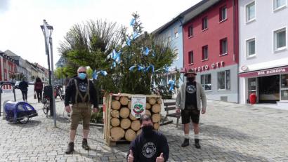Bild: rn
Geschafft! Der Maibaum 2020 war schnell abgestellt.